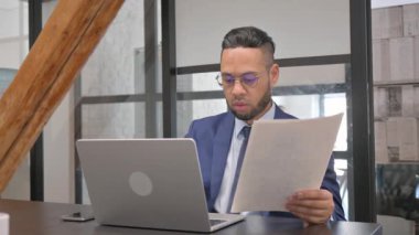 Orta Çağ İşadamı İş Raporu ve Laptop üzerinde çalışıyor