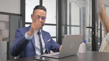 İspanyol İş Adamı Seçimi Kamerayı Gösteriyor