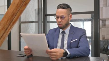 İspanyol İşadamı Şirketin Yıllık İş Raporunu Okuyor