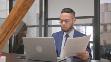 Orta Çağ İşadamı Kötü İş Raporuna Tepki Verdi