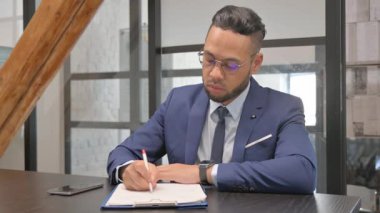 İspanyol İşadamı Bir İş Mektubu Yazıyor