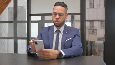 İspanyol Adam Çalışma Alanında Telefonla Video Sohbeti Yapıyor