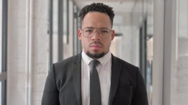 Ciddi İspanyol İşadamı Portresi Kameraya Bakıyor