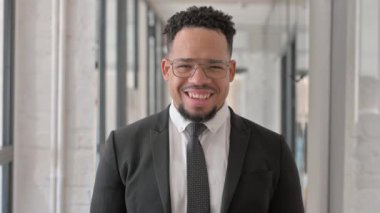 Gülümseyen İspanyol İşadamı 'nın Portresi Kameraya Bakıyor