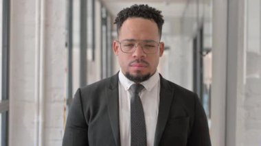 Başparmakları havada İspanyol iş adamının portresi Kameraya bakıyor