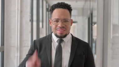 İspanyol İşadamının Zafer İşaretli Portresi