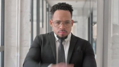 Memnun Olmayan İspanyol İşadamı 'nın Reddedilen Hareketli Portresi