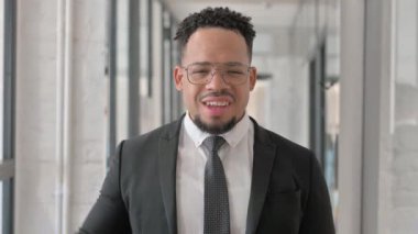 İspanyol İşadamı 'nın portresi Merhaba demek için el sallıyor