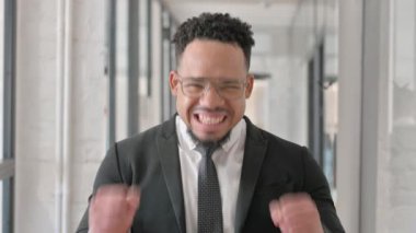 İspanyol İşadamı Portresi Başarı Kutlaması