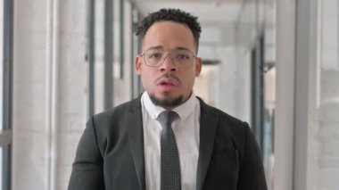 Dudakları Parmaklı İspanyol İşadamının Portresi