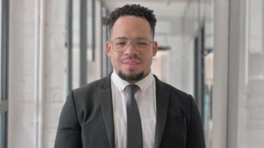 Fotoğraf makinesini işaret eden İspanyol İşadamı 'nın Portresi