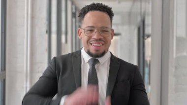 İspanyol İşadamı 'nın Takımı Alkışlamasının Portresi