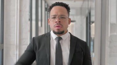 Ofiste Yeni Fırsatlar Arayan İspanyol İşadamı Portresi