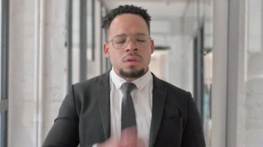 Yeni Fikri Olan İspanyol İşadamı Beyin Fırtınası Portresi