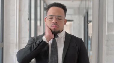 Yorgun İspanyol İşadamının portresi Dinlenmeye ihtiyacı var, Boyun Ağrısı