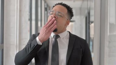 Esneyen İspanyol İşadamı 'nın Portresi Dinlenmeli, İş Yükünde