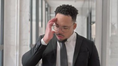 Ofiste Baş Ağrısı Olan İspanyol İş adamının Portresi