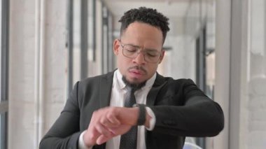 Akıllı Saat Kullanan İspanyol İşadamı Portresi