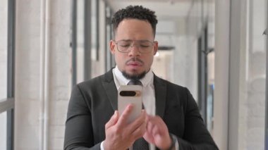 Telefonda Başarı Kutlaması yapan İspanyol İşadamı Portresi