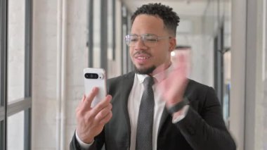 İspanyol İşadamı Telefonda Video Sohbeti Yaparken Portresi