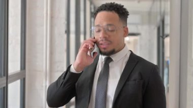 İspanyol iş adamının portresi Telefonda konuşuyor