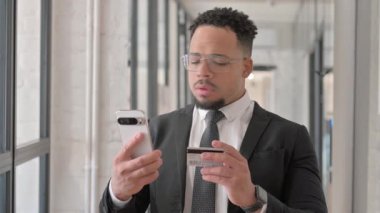 İspanyol İşadamının Portresi Telefonla İnternet Alışverişinden Hoşlanıyor