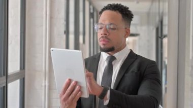 Dijital Tablet üzerinde çalışan İspanyol İşadamı Portresi