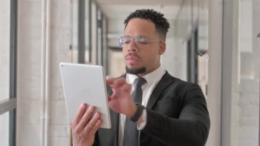 Tabletteki Başarıyı Kutlayan İspanyol İşadamı Portresi