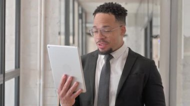 Tablet 'te Video Sohbeti Yapan İspanyol İşadamının Portresi