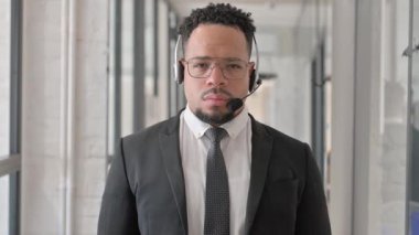 Çağrı Merkezi 'nde kulaklıklı İspanyol bir adamın portresi.