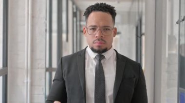 Ev Anahtarlarını Gösteren Mutlu İspanyol İşadamı Portresi