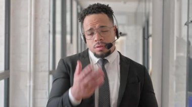 Çağrı Merkezi 'nde görüntülü konuşma yapan İspanyol Kulaklı Adam Portresi