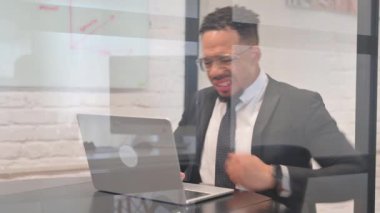 İspanyol İşadamı Sırt Yorgunluğu ve İşyerinde Ağrısı Var