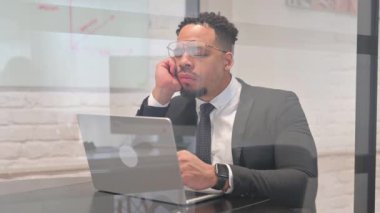 İspanyol İşadamı İşyerinde Otururken Uyuyor