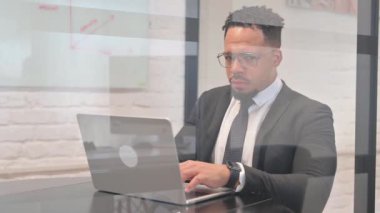 Gülümseyen İspanyol İş Adamı Çalışma Alanındaki Kameraya Bakıyor