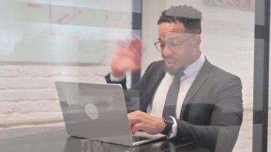 İspanyol İşadamı tarafından çevrimiçi Video Sohbeti