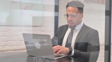 İspanyol İşadamı Laptop 'ta Başarı Kutlaması