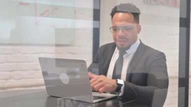 Ofiste Çalışan İspanyol İşadamı 'ndan Başparmak Kaldı