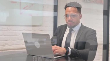 İşteki Reddetme Hareketleriyle İspanyol İşadamını Reddetmek