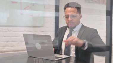 Ofiste çalışan İspanyol İşadamından Başparmak İndirme