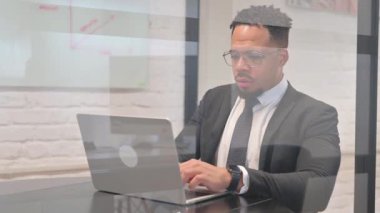 İspanyol işadamı kameraya bakarken şok oldu.