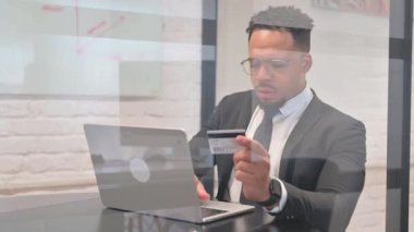 Çevrimiçi Bankacılık: İspanyol İşadamı Çalışma Alanında