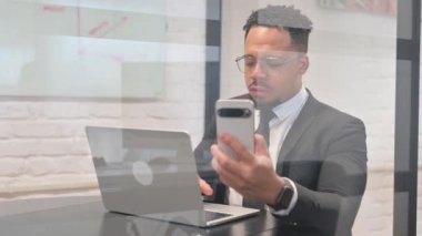 İspanyol İşadamı İş İçin Çoklu Sayısal Aygıt Kullanıyor