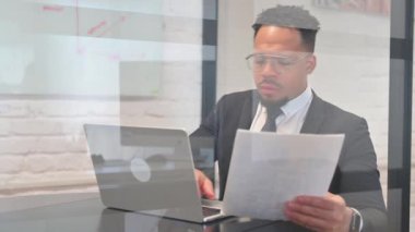 Evrak işleri ve Laptop Kullanımı, Meşgul İspanyol İşadamı