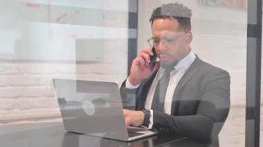 Çalışma Alanındaki İspanyol İşadamının Müşteriyle Telefon Görüşmesi