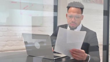 Heyecanlı İspanyol İş Adamı Yıllık İş Raporunu Kutluyor