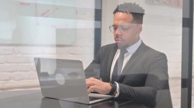 Yorgun İspanyol İşadamı Çalışma Alanını Terk Ediyor, Bilgisayarı Kapatıyor