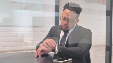 İspanyol İşadamı İş yerinde Akıllı İzleme Kullanıyor