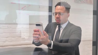 İspanyol İşadamı Çalışma Alanında Telefonda Mesaj Yazıyor