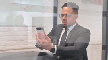 İspanyol İşadamı Çevrimiçi Başarılı Telefon Ticareti İçin Heyecanlı